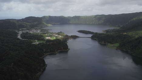 desde el aire: lagos gemelos vista de la laguna de sete ciudades, são miguel, azores