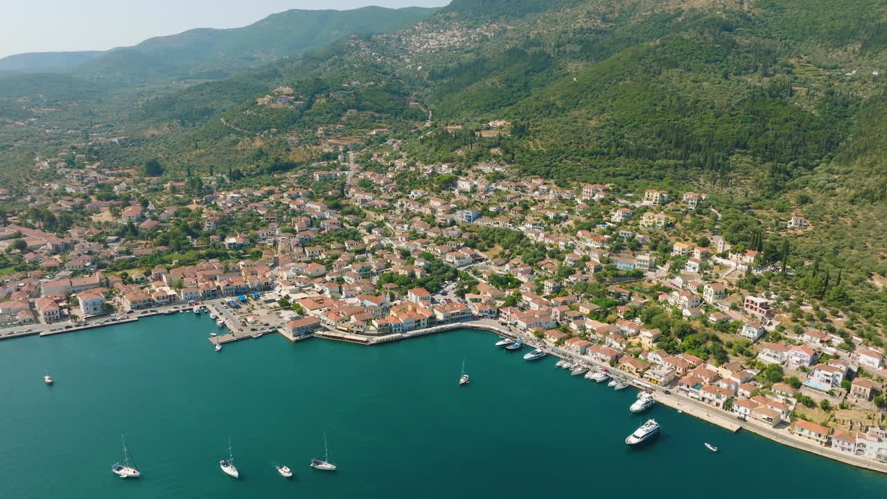 vista aérea de una ciudad costera en grecia