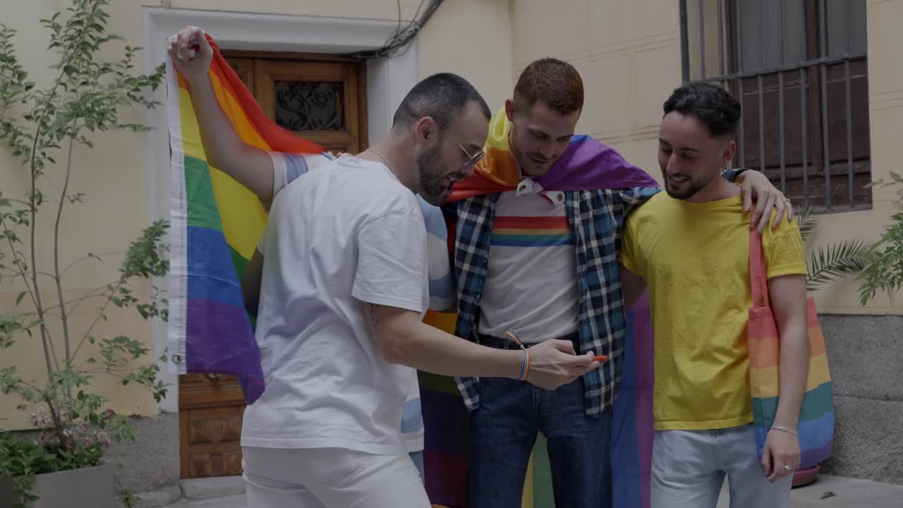 Groep vrienden viert Pride en maakt selfies met een regenboogvlag