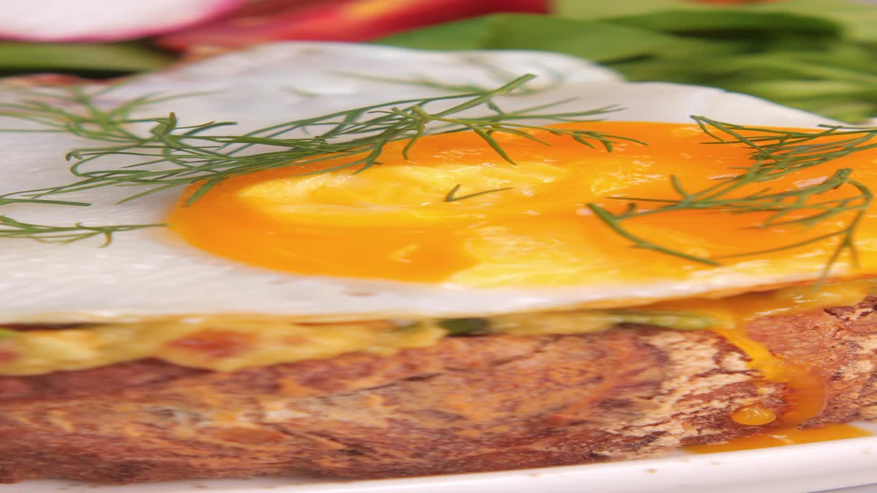 달 과 함께 아보카도 토스트