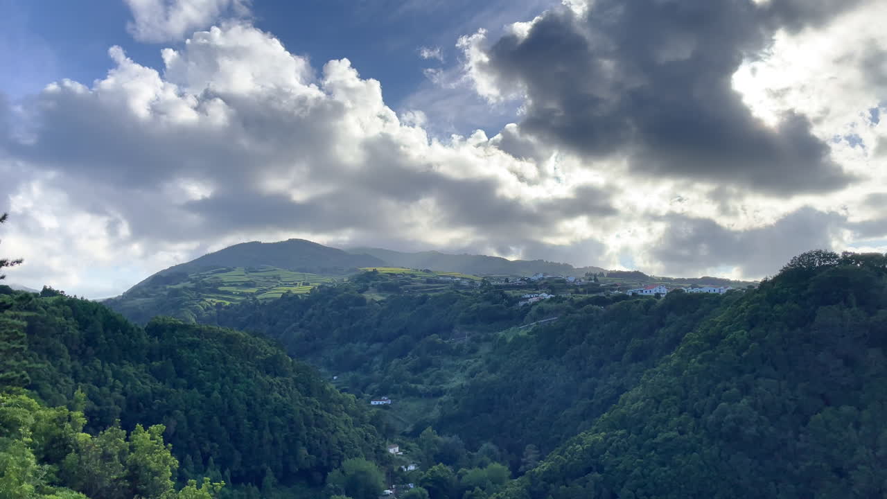 espectacular vista a la montaña en las azores con nubes y vegetación verde