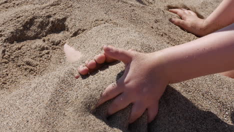 Kinder-Vergraben-Ihre-Füße-Im-Sand-Am-Strand