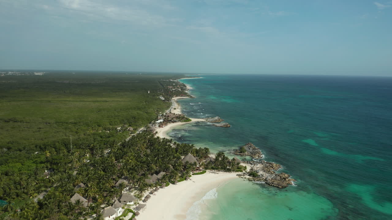 la playa de tulum es uno de los lugares mágicos que ofrece increíbles vistas de la selva maya y el hermoso océano caribeño