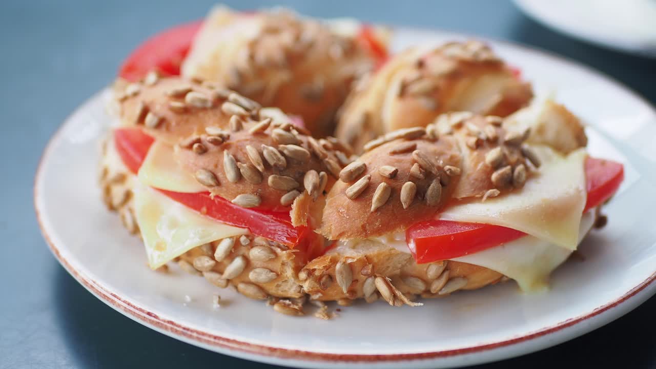 맛있는 토마토와 치즈 샌드위치 링