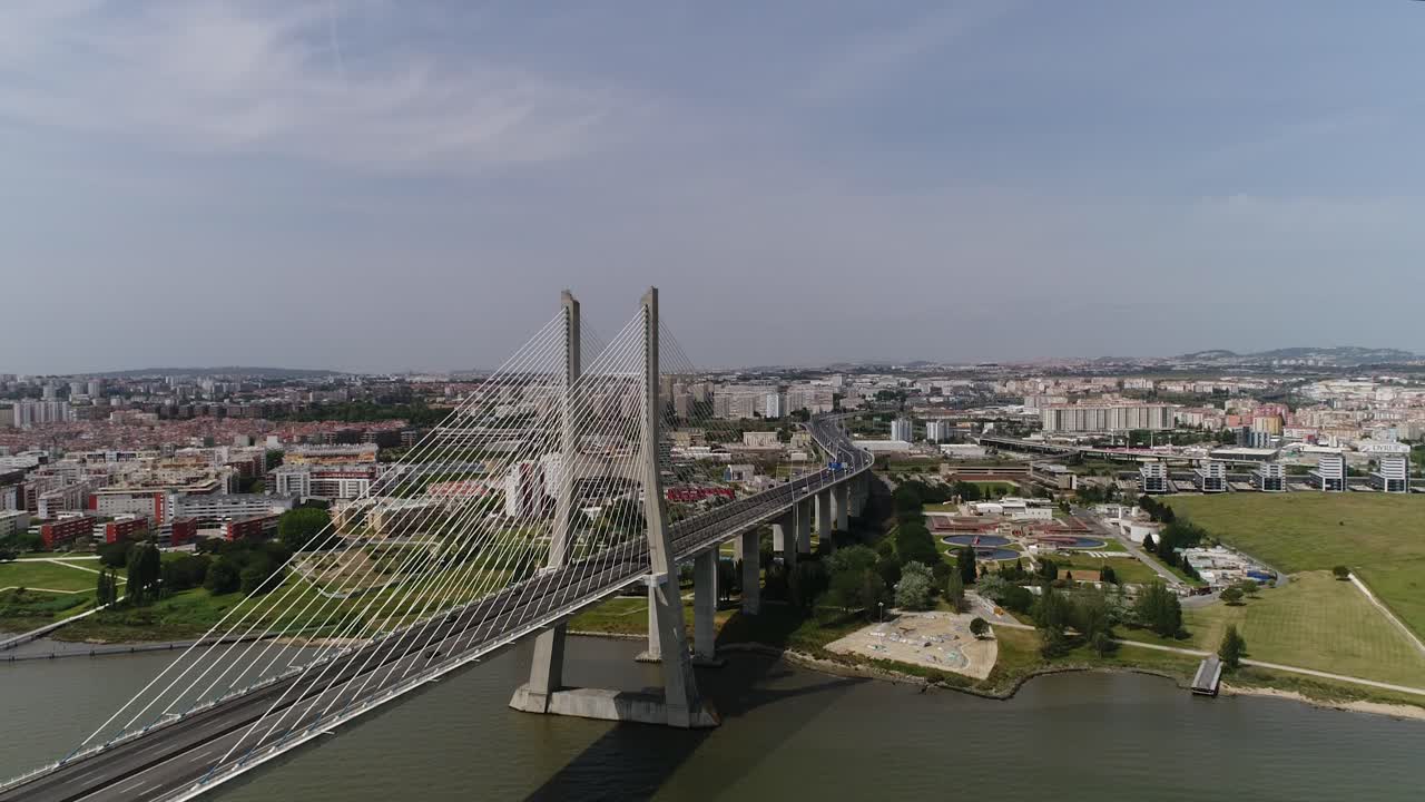 포르투갈 리스본의 ponte vasco da gama에서 4k 항공 사진