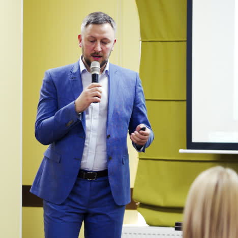 the speaker tells the speech at conference