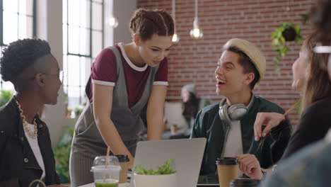 Kreative-Gruppe-Von-Geschäftsleuten,-Studenten,-Brainstorming,-Gemischte-Abstammung,-Teamleiterin,-Frau,-Die-Ideen-Austauscht,-Kollegen,-Die-Mithilfe-Eines-Laptop-Computers-Zusammenarbeiten-Und-Projekte-In-Einem-Vielfältigen,-Trendigen-Büro-Diskutieren