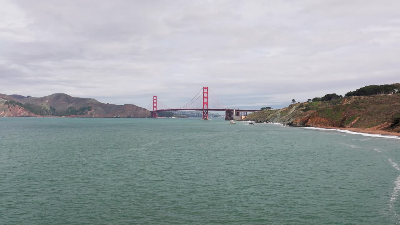 구름이 많은 날 골든 게이트 다리의 왼쪽 드론 으로 낮은 패닝