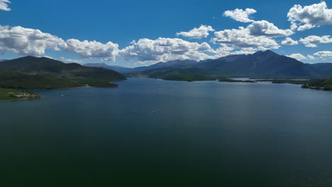 Antena-Cinematográfico-Dron-Breckenridge-Estación-De-Esquí-Montaña-Amplia-Lanchas-Motoras-Navegación-Lago-Dillon-Colorado-9-Millas-De-Alcance-Verano-Cielo-Azul-Nubes-Durante-El-Día-Frisco-Silverthorne-Embalse-Movimiento-Hacia-Atrás