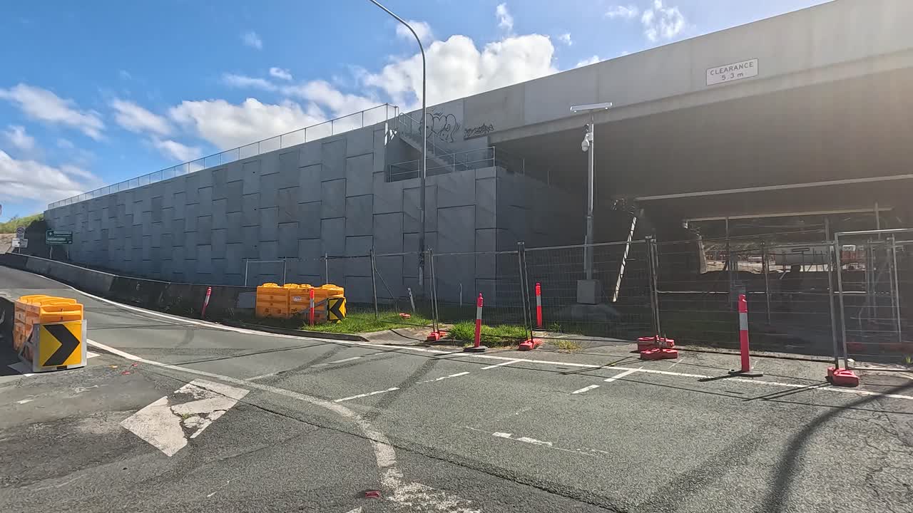 장애물과 교통 표지판을 가진 고속도로 건설