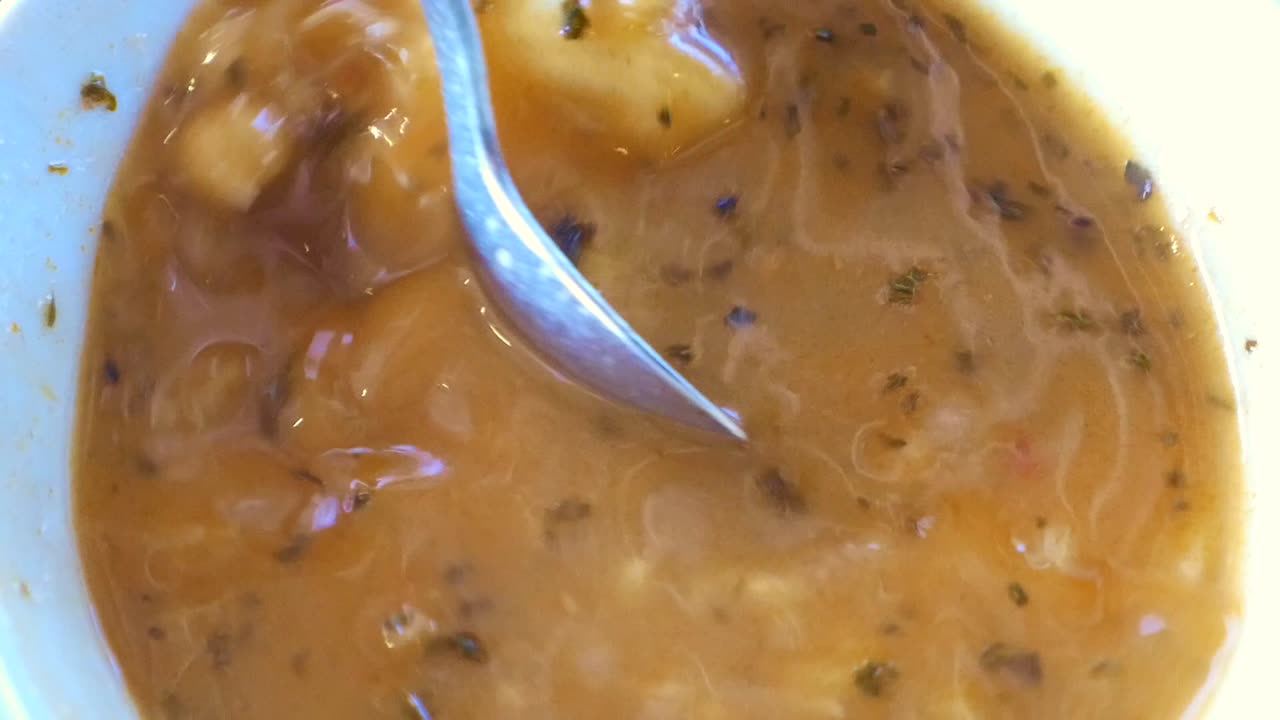 un plato de sopa con cuchara