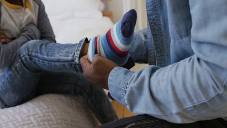 padre e hijo en casa