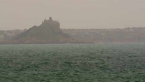 Ferne,-Neblige-Aufnahme-Von-Saint-Michael&#39;s-Mount,-Aufgenommen-In-Mousehole,-Cornwall