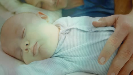 animación de puntos de luz sobre el padre caucásico sosteniendo al bebé.