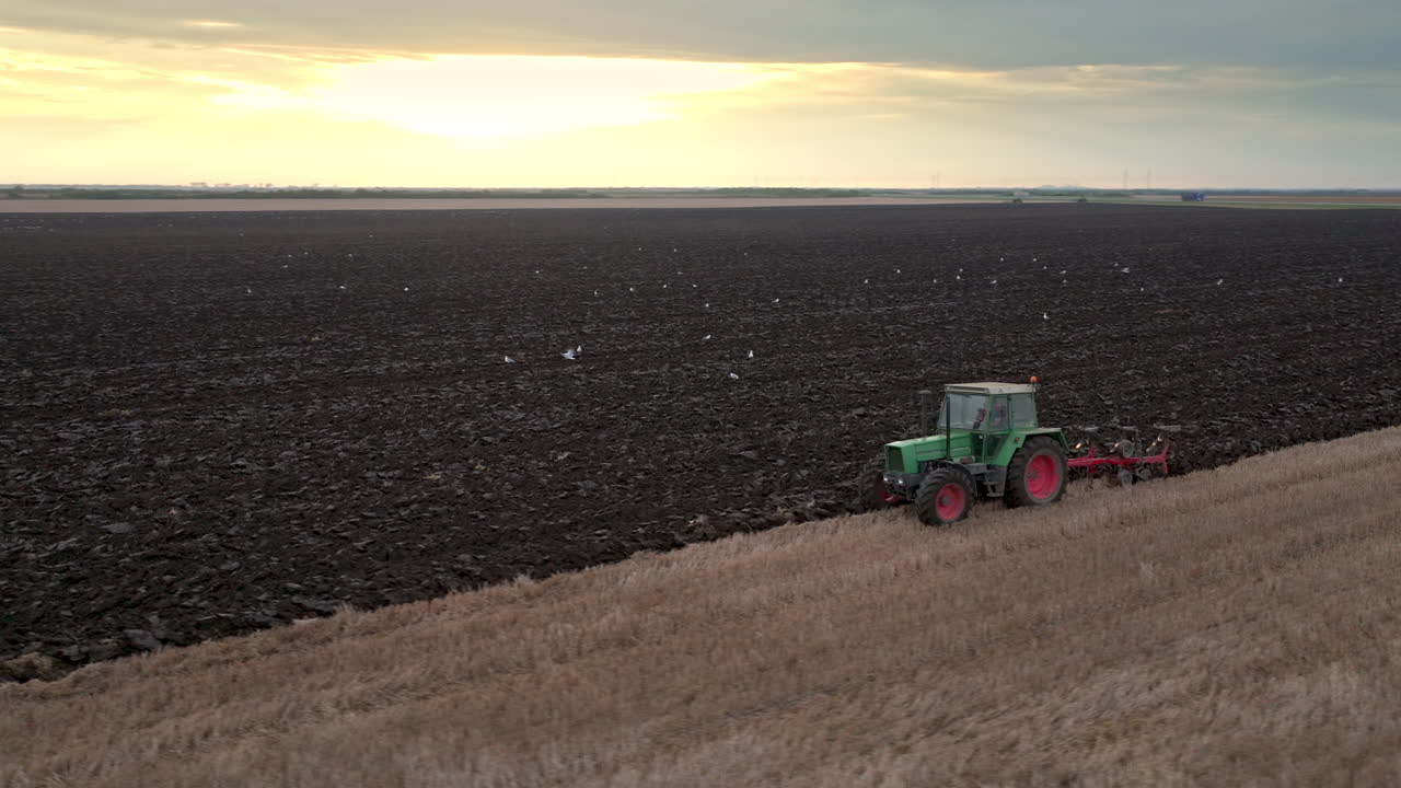 campo de arado del tractor