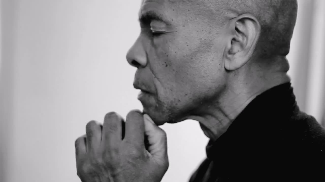 사람들 스톡 비디오 스톡 푸티지와 흰색 배경에 손을 함께 신에게 기도