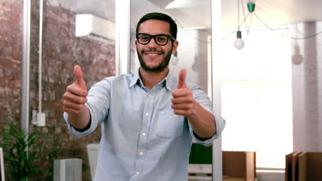 hombre de negocios casual mostrando los pulgares hacia la cámara