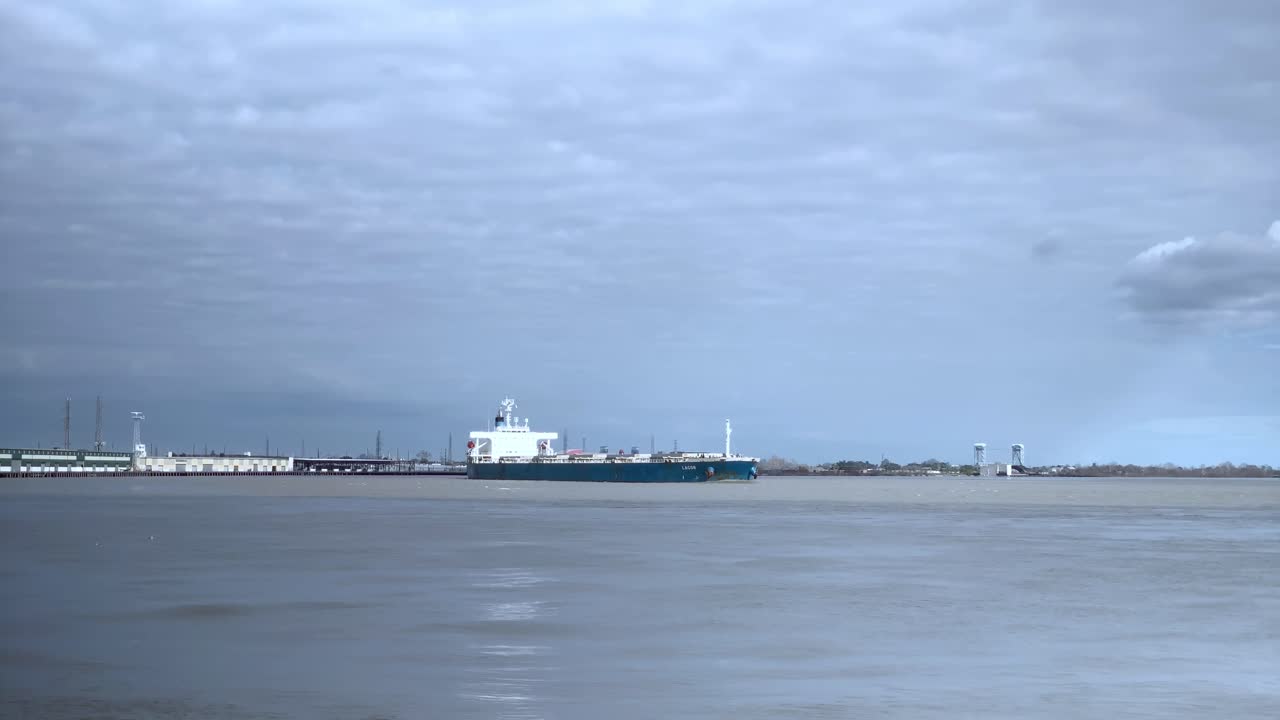 Tanker on the Mississippi River Timelapse