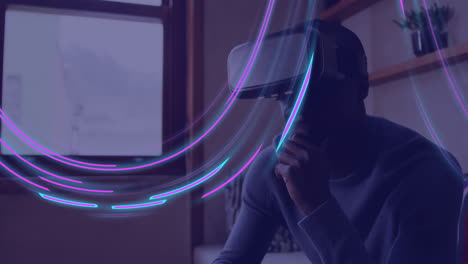 animación de rastros de luz brillante de la transferencia de datos sobre el hombre afroamericano en el auricular vr