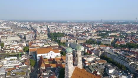 Drone-Volando-Lejos-De-La-Catedral-De-Munich-Revela-La-Famosa-Plaza-Marienplatz-En-Munich,-Alemania