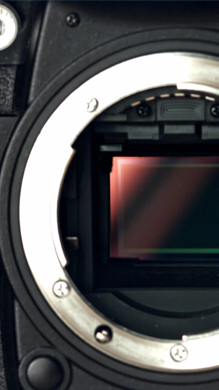 Primo piano dell'otturatore di una fotocamera DSLR che si apre e si chiude