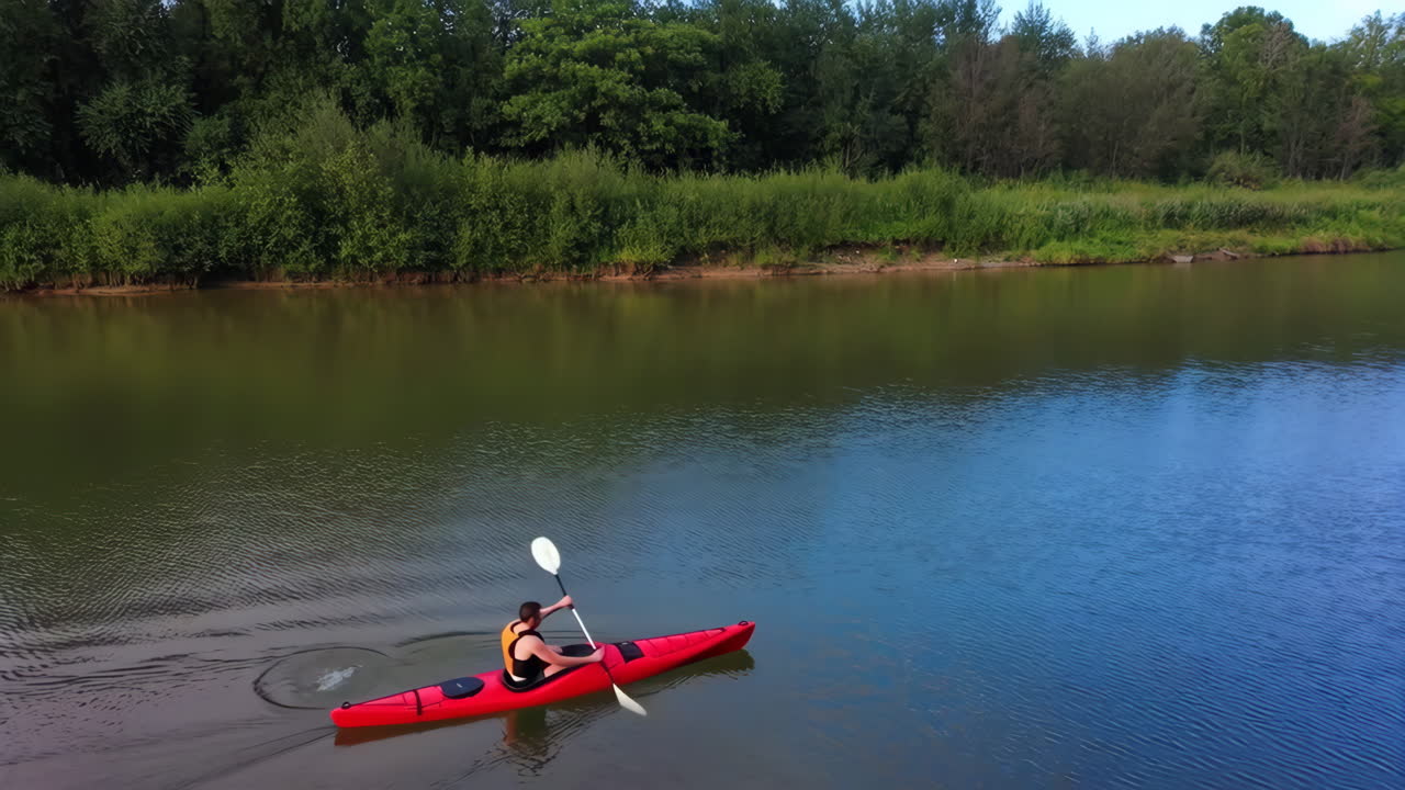 persona haciendo kayak en un río