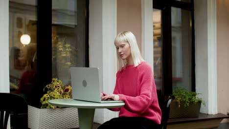 Glückliche-Frau,-Die-Laptop-Benutzt