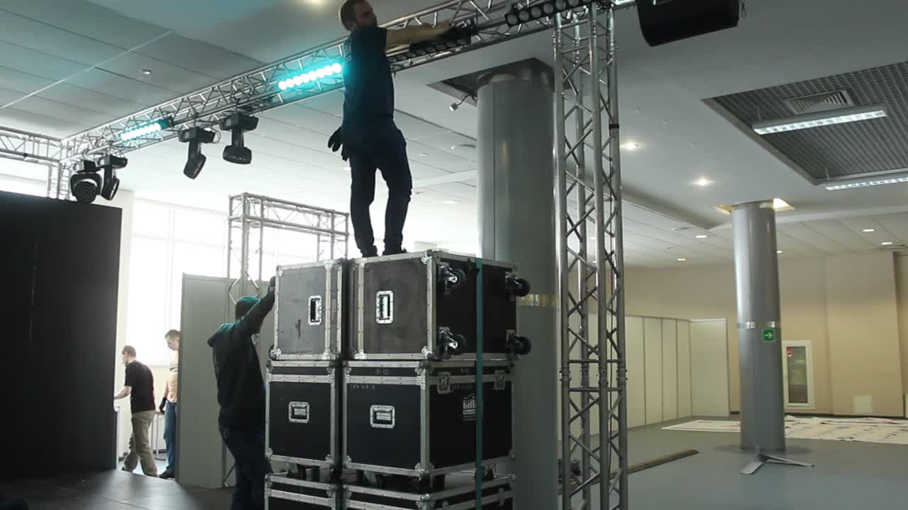 오디오 및 조명 장비와 함께 무대 설정