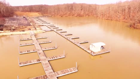 Imágenes-Aéreas-De-Un-Puerto-Deportivo-O-Puerto-En-Un-Lago-Helado-Durante-El-Invierno-En-Un-Parque-Estatal