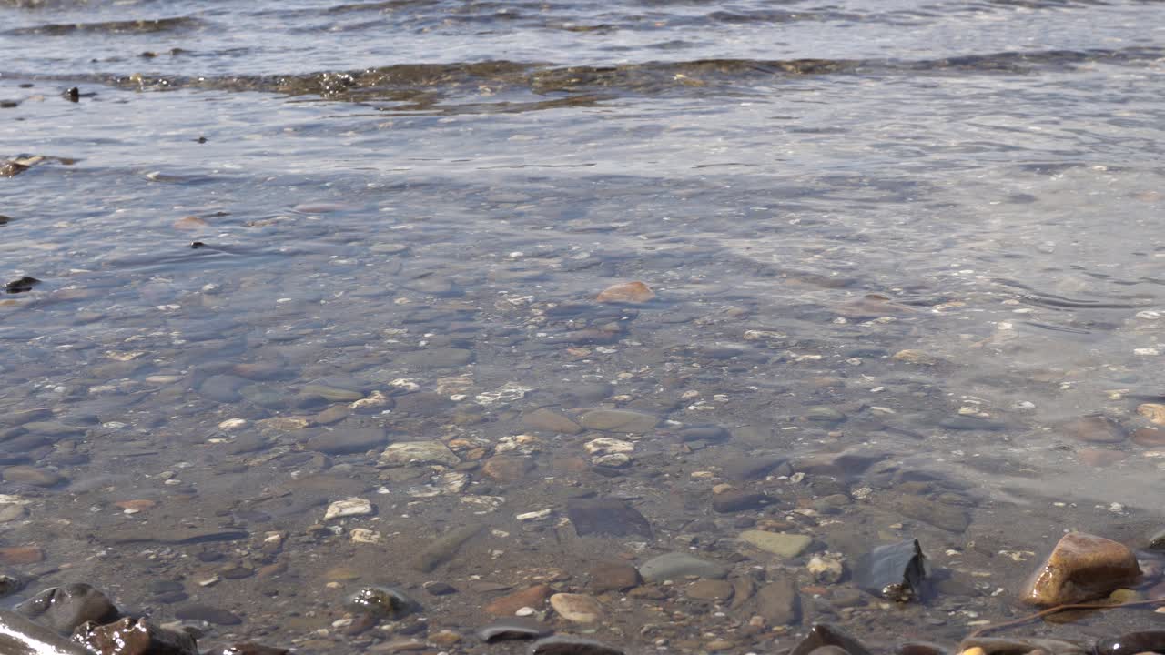 썰물 미니어처 파도를 가까이서 물 속에 흩어져 있는 작은 바위들