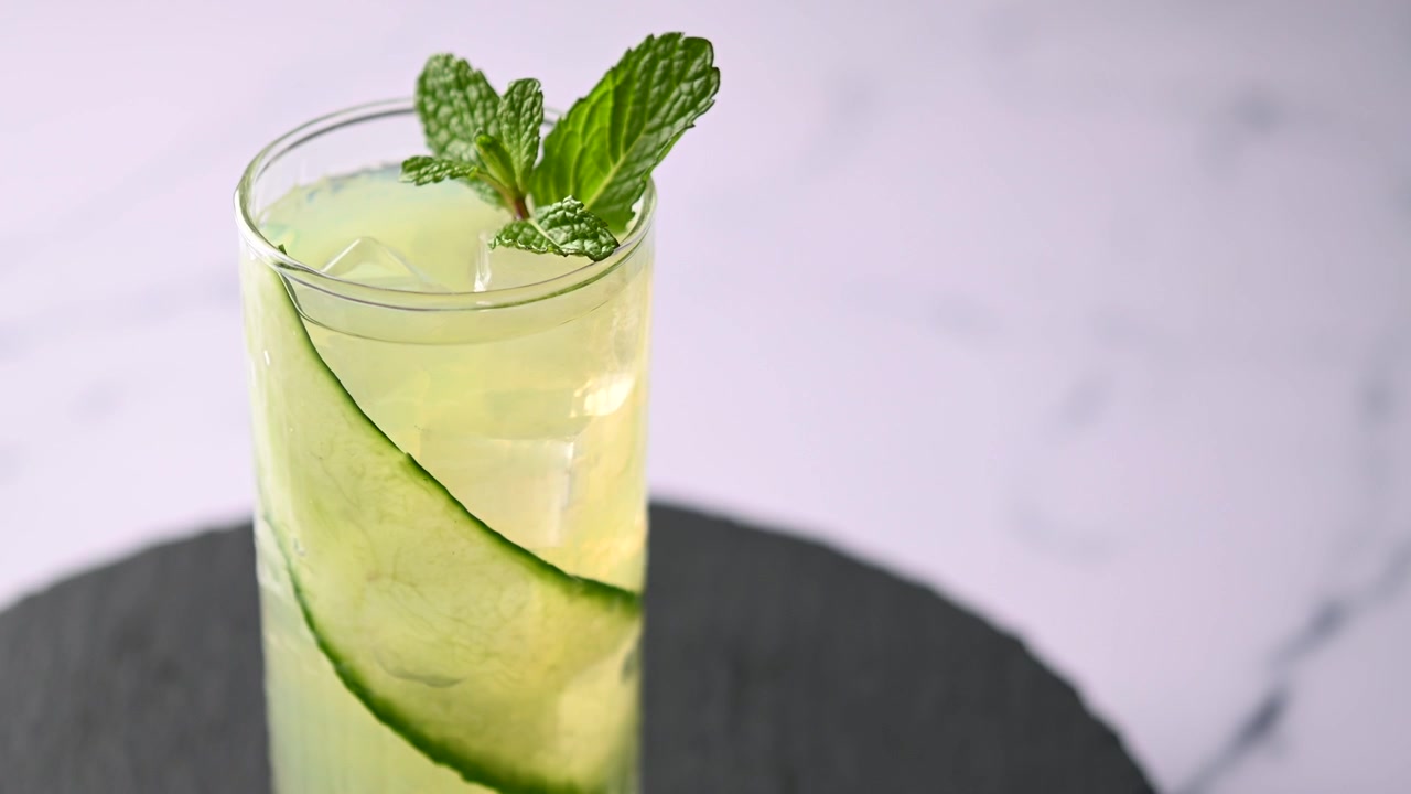 English Garden -cocktail pyörii.
