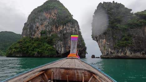 paseo en barco panorámico entre acantilados de piedra caliza en tailandia