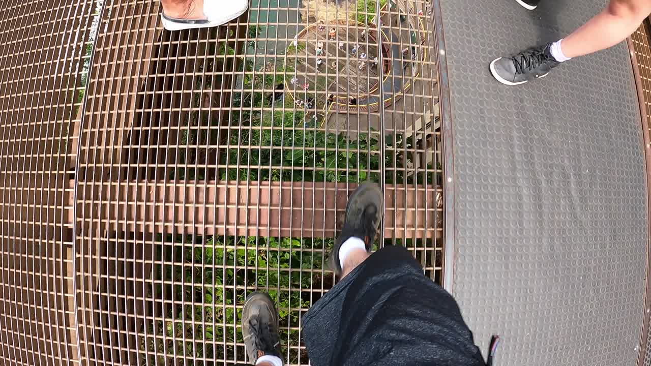 punto de vista de un turista masculino caminando