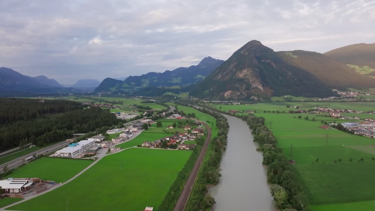vista aérea de un valle con un río y montañas