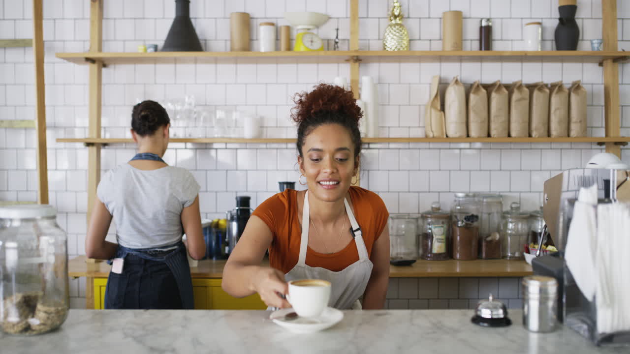 ella hace la taza perfecta de café