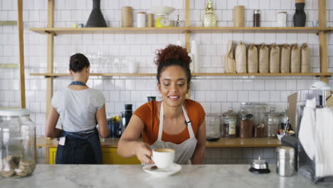 Ella-Hace-La-Taza-De-Café-Perfecta