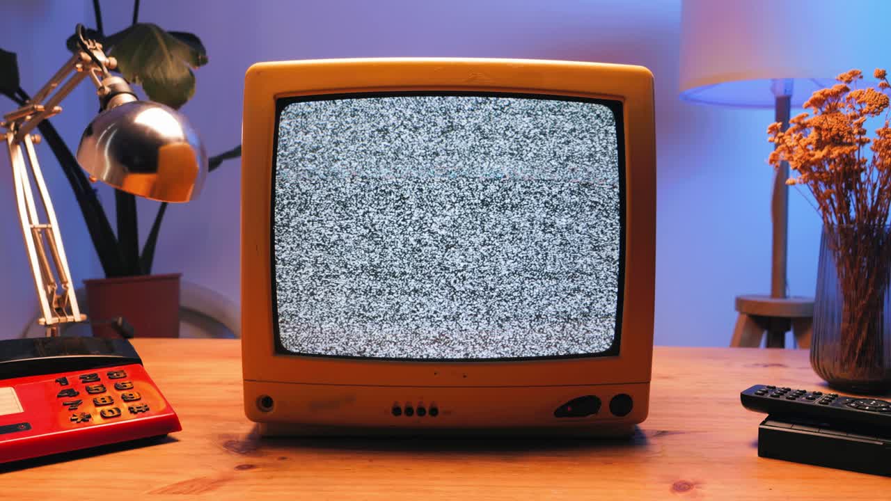 레트로 tv, 노스탈기적인 설정으로 빈티지 tv, 레트로 tv는 화면에 곡물을 표시합니다, 무서운 할로윈 밤 장치, 크로마 키 및 그린 스크린에 좋습니다.