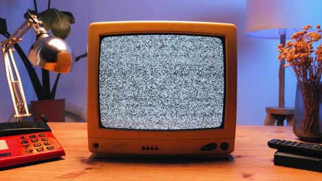 tv retro, televisión vintage en una configuración nostálgica, una tv retro muestra grano en la pantalla, dispositivo aterrador de la noche de halloween bueno para la llave de croma y la pantalla verde. imágenes de alta calidad 4k