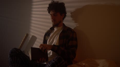 hombre leyendo en la cama por la noche