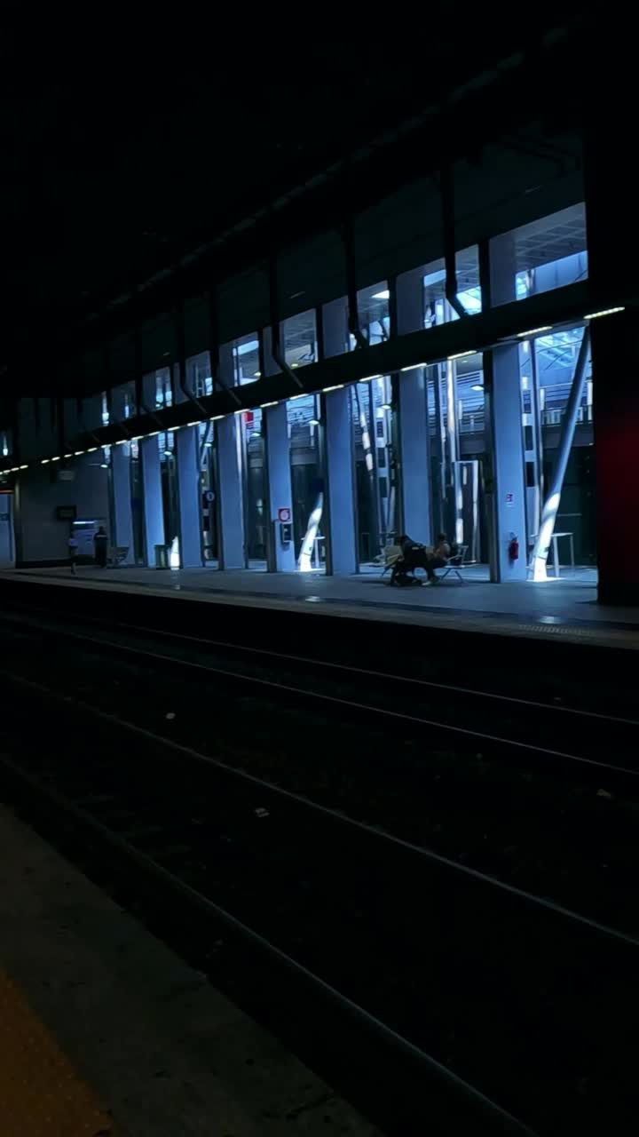 열차가 도착하고 투린 역에서 출발합니다.