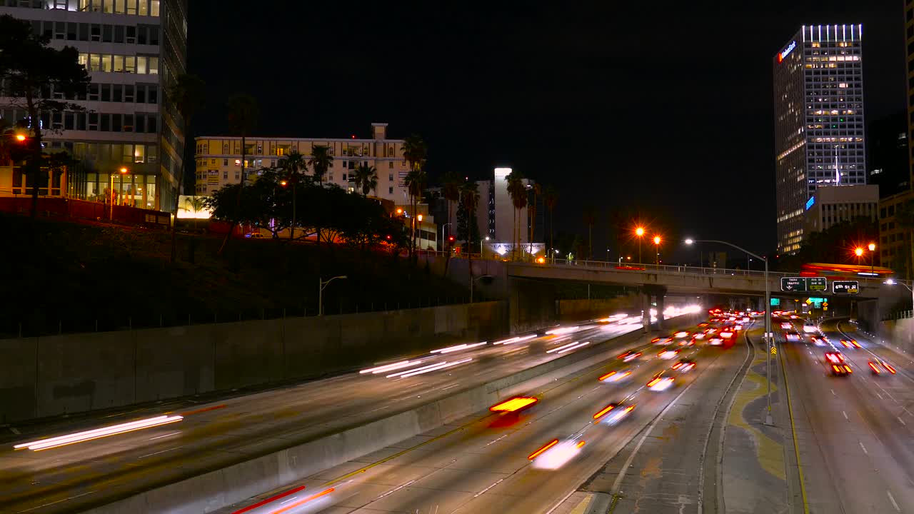 tráfico nocturno en las carreteras urbanas