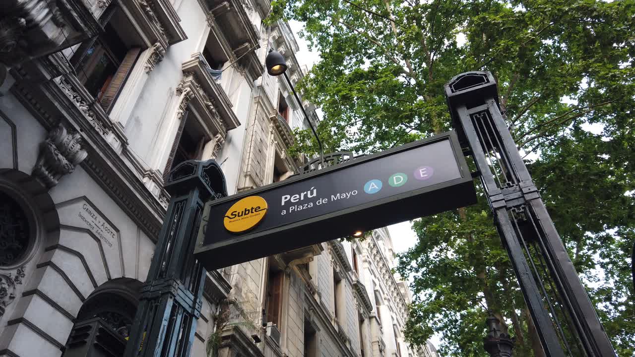 Insegna d'ingresso della stazione Peru della metropolitana di Buenos Aires, Argentina, Trasporti