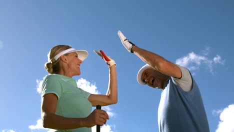 Golfpaar-Beim-High-Five-Auf-Dem-Golfplatz