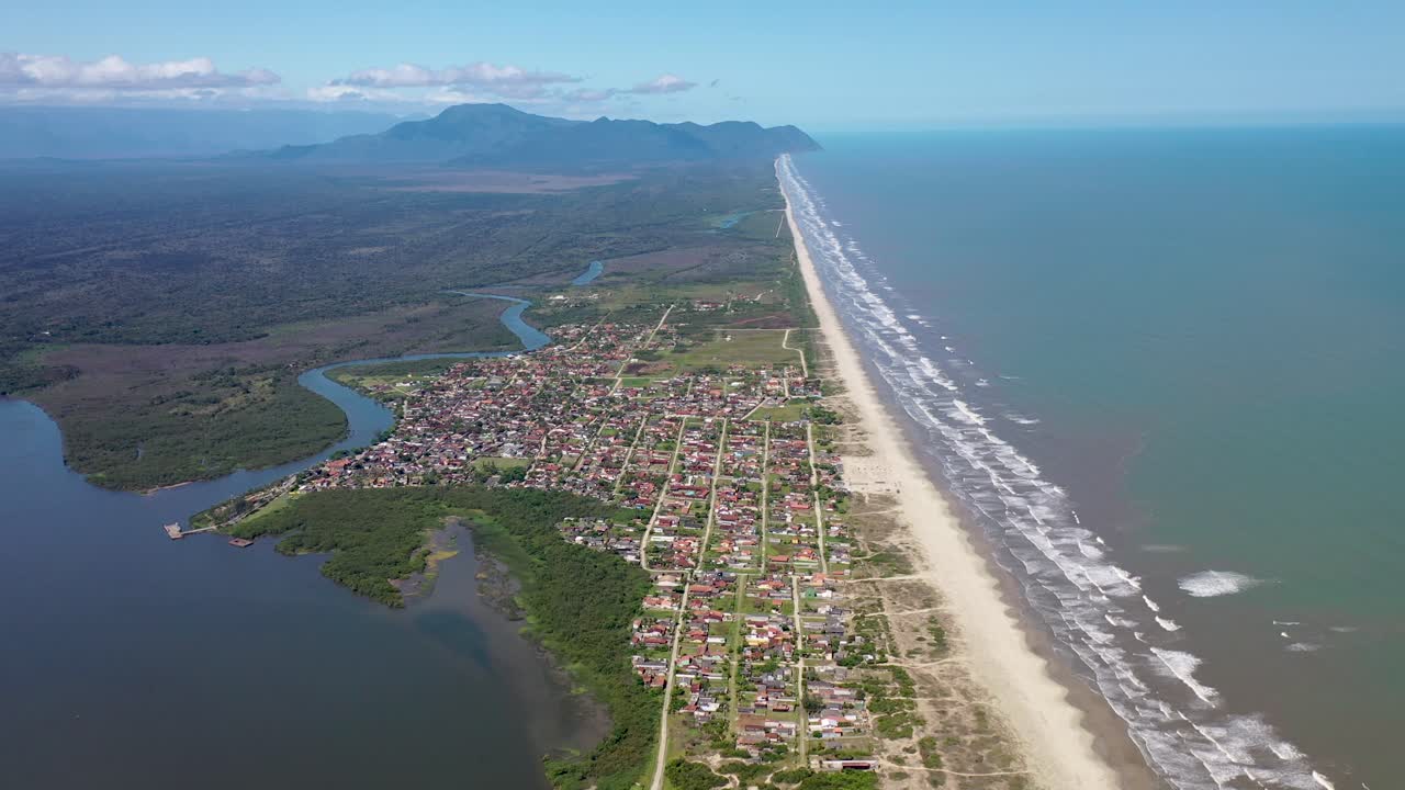 vista aérea de pueblos de pescadores, río de agua dulce a la izquierda y mar abierto a la derecha