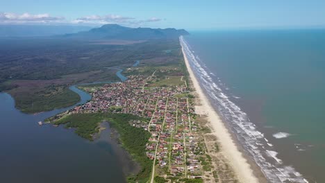 Vista-Aérea-De-Pueblos-De-Pescadores,-Río-De-Agua-Dulce-A-La-Izquierda-Y-Mar-Abierto-A-La-Derecha