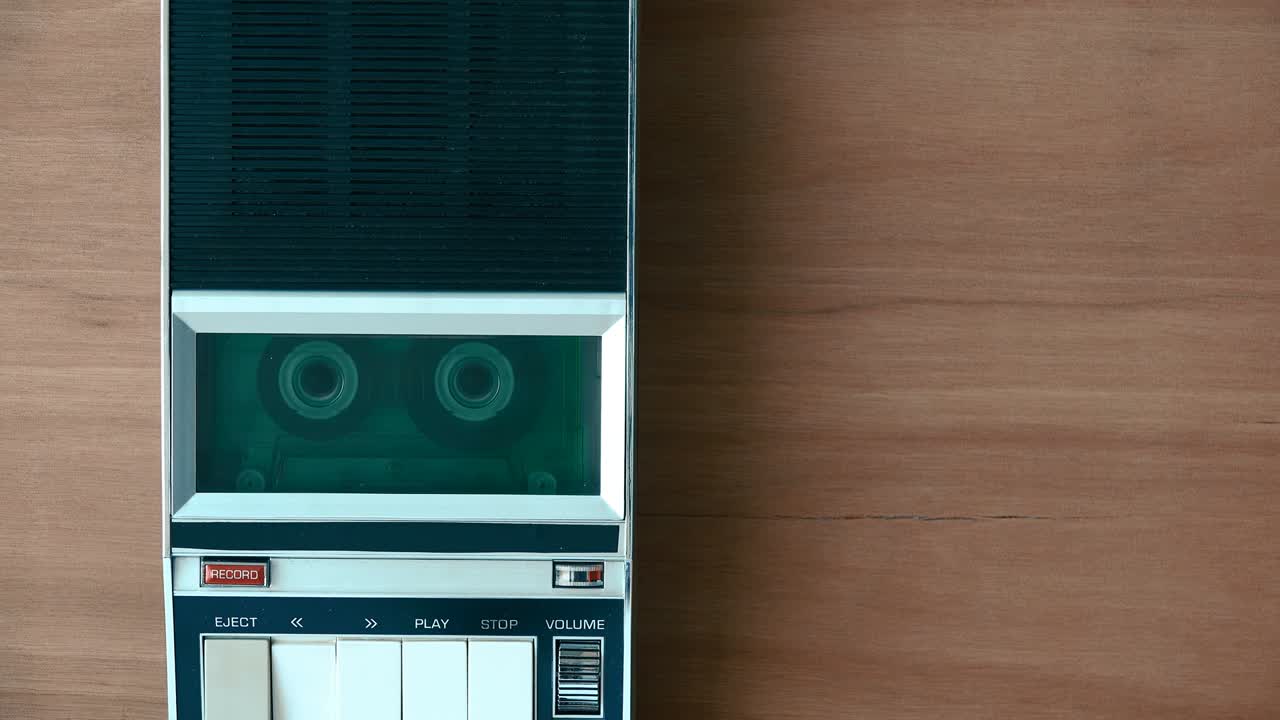 플레이어에서 오디오 카세트를 뒤집는