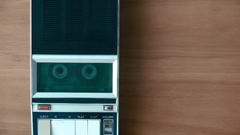 rebobinar el cassette de audio en el reproductor