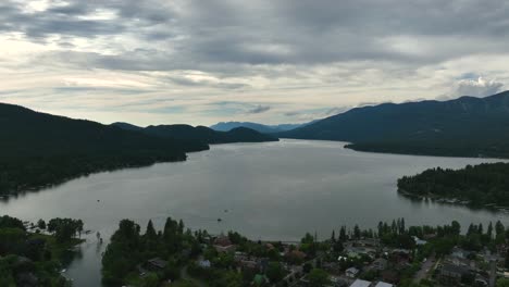 Vista-Aérea-Sobre-El-Lago-Whitefish-En-Montana,-Ee.uu.-Al-Atardecer---Disparo-De-Drones