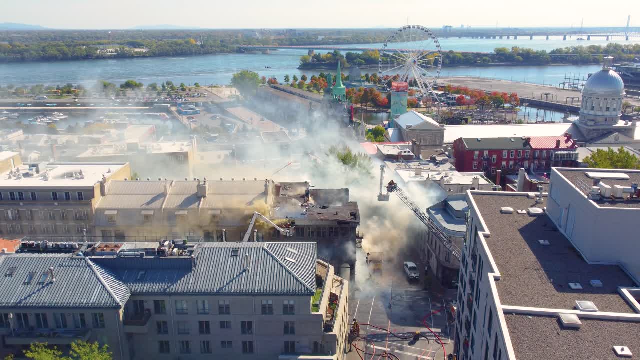 A building fire in a coastal area of ​​Montreal and firefighters are extinguishing the fire.