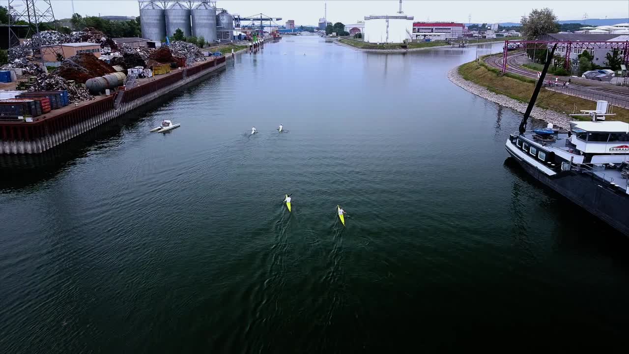 독일에서 드론으로 촬영한 산업 항구에서 카누와 카약 훈련을 하는 패들러들